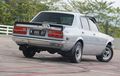 Bukan Cuma Tampang, Kabin Toyota Corona 2000 ini Juga Diubah Bertema Balap!