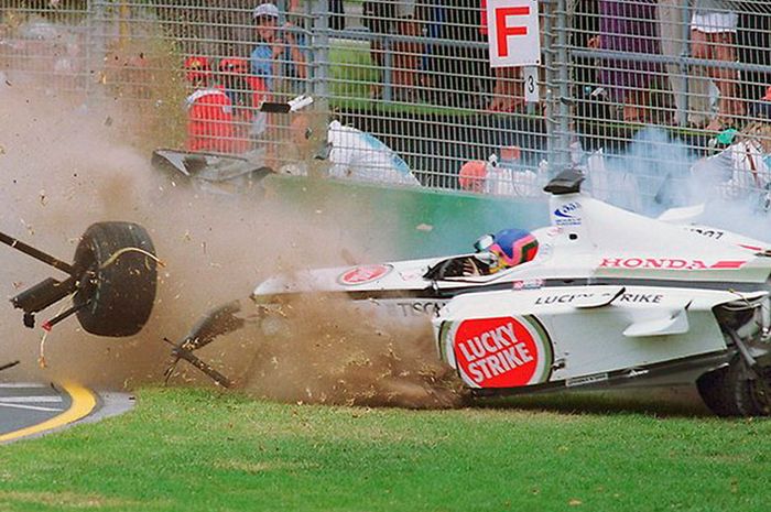 Juara dunia 1997 Jacques Villeneuve mengalami kecelakaan di GP Australia 2001