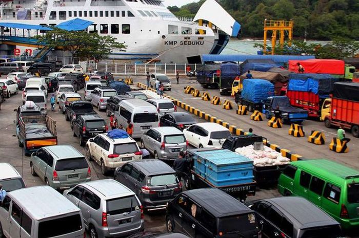 Liustrasi antrean kendaraan yang memadati Pelabuhan Merak, Banten