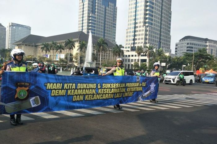 Jajaran Direktorat Lalu Lintas Polda Metro Jaya melakukan sosialisasi sistem tilang elektronik atau electronic traffic law enforcement (ETLE), Senin (15/10/2018).(Kompas.com/Sherly Puspita)