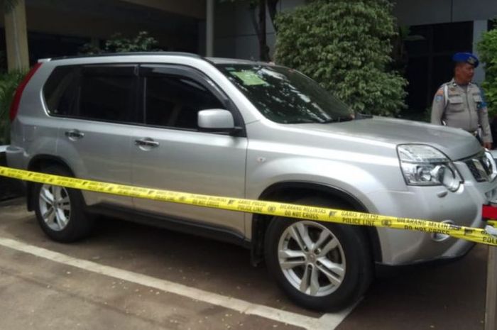 Mobil Nissan X-Trail dengan nopol B 1075 UOG salah satu bukti pembunuhan satu keluarga di Bekasi dit