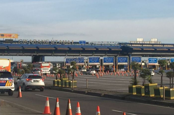 Kondisi arus lalu lintas di Gerbang Tol Cikarang Utama