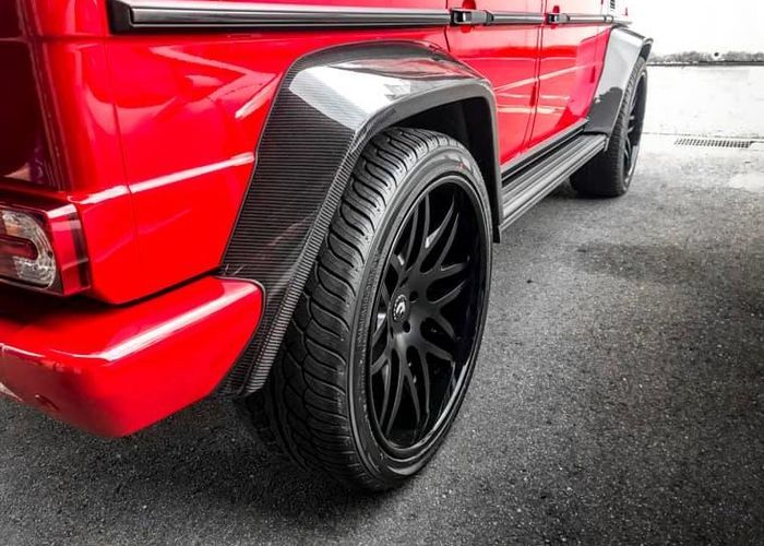 Fender lebar khas Liberty Walk juga terpasang di Mercedes-AMG G63 ini