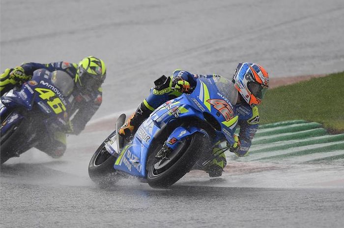 Alex Rins saat bertarung dengan juara dunia sembilan kali Valentino Rossi di MotoGP Valencia 2018