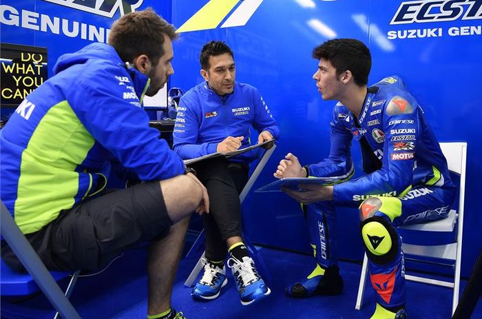 Joan Mir dan kru timnya ketika pertama kali melakukan tes bersama Suzuki di Valencia