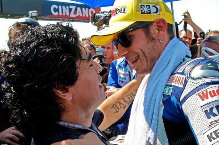 Diego Maradona saat bertemu dengan valentino Rossi menjelang balapan MotoGP