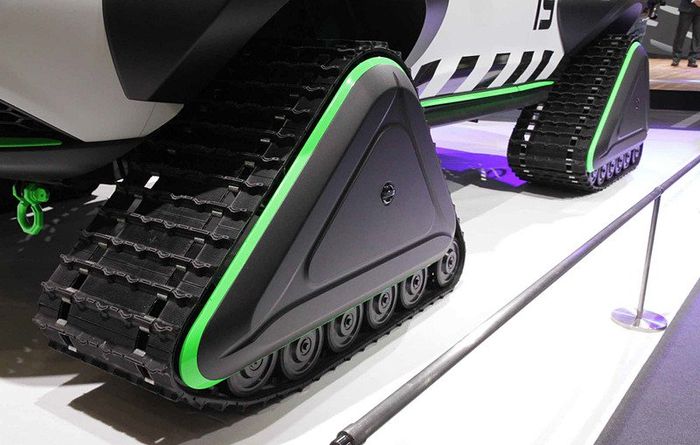 Modifikasi Nissan Juke pakai roda tank