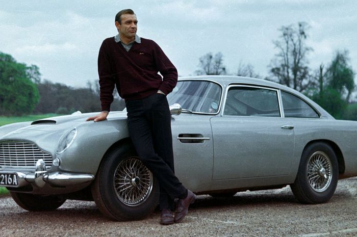 Sean Conerry dengan Aston Martin DB5