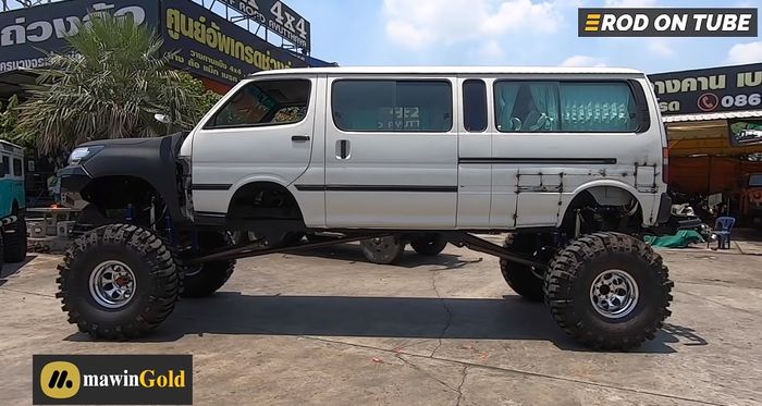 Toyota HiAce monster dengan kaki-kaki jangkung