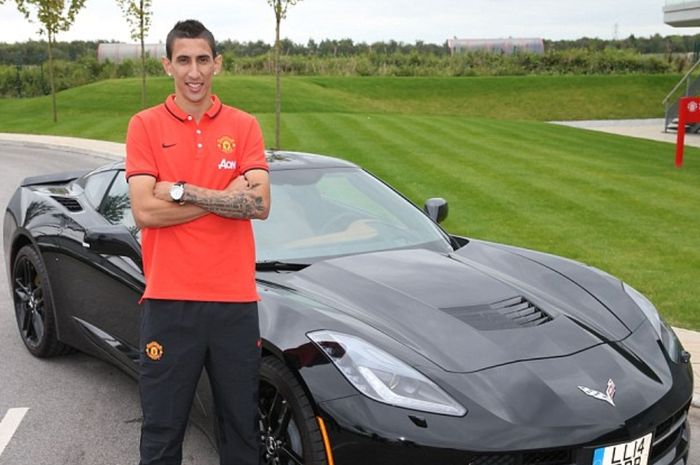 Angel Di Maria bersama Chevrolet Corvette Stingray lansiran 2014 miliknya.