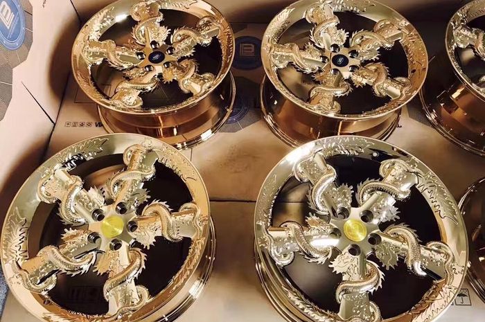 Pelek dengan design ukiran bergambar naga