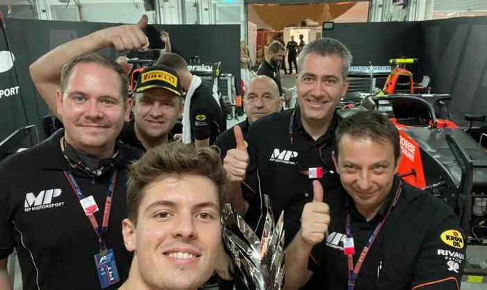 Felipe Drugovich foto bareng kru tim MP Motorsport, setelah berhak mendapat posisi ketiga race 1 F2 Sakhir 2020 akibat Nikita Mazepin kena penalti