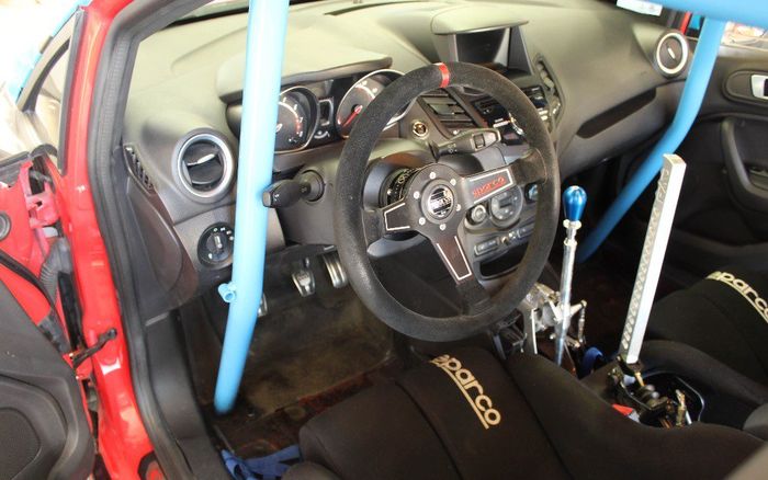 Tampilan kabin Ford Fiesta bergaya mobil Ken Block