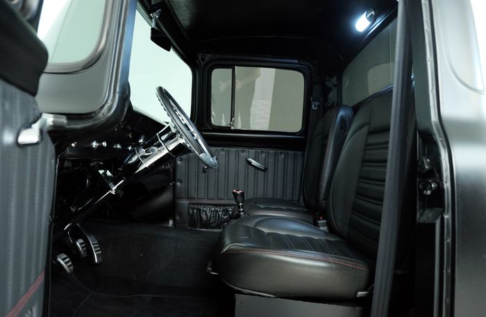 Tampilan kabin serba hitam restomod Ford F-100