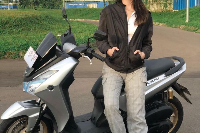 Anya Geraldine bersama Yamaha Lexi