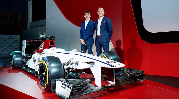 Charles Leclerc (kiri) akan memulai kompetisi pertamanya di ajang Formula 1 bersama tim Sauber tahun 2018