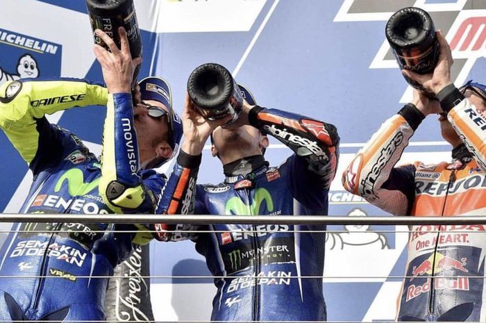 Valentino Rossi (kiri) harus puas finish di podium runner-up MotoGP Australia 2017