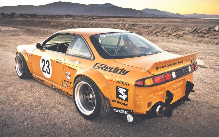 Modifikasi Nissan Silvia S13 bergaya retro pakai jubah Rocket Bunny