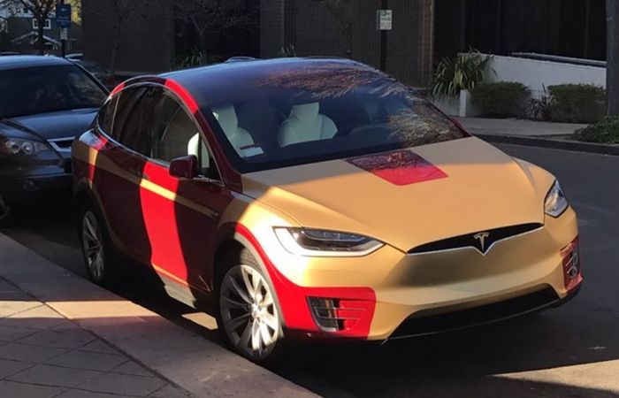 Modifikasi Tesla Model X pakai kelir ala Iron Man