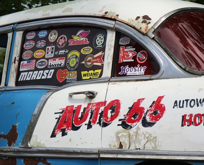 Bahkan stiker-stiker yang menempel di kaca dibuatkan mirip seperti zamannya  