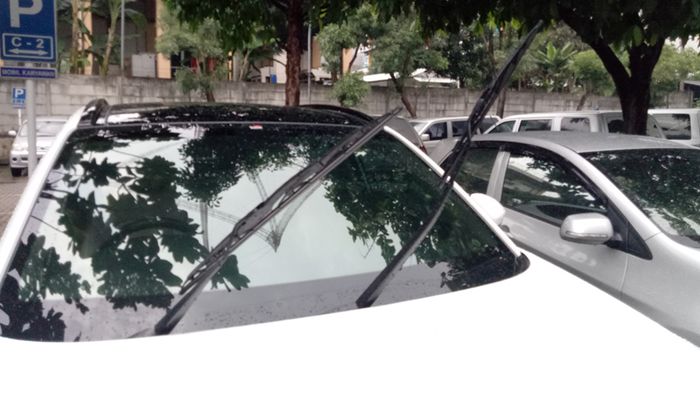 Mengangkat wiper saat mobil terparkir sering dilakukan pemilik mobil