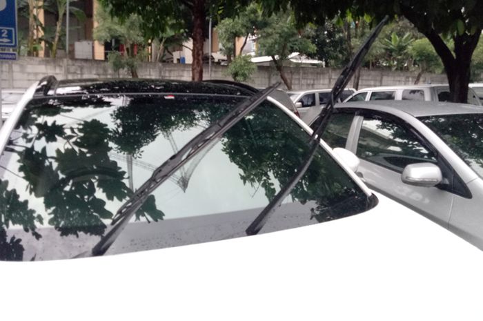 Mengangkat wiper saat mobil terparkir sering dilakukan pemilik mobil