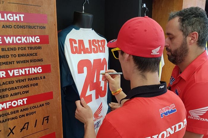 Pembalap motocross dunia Tim Gajser tanda tangan jersi balap Fox di MXGP Semarang