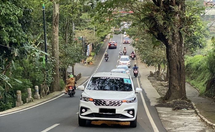 Menguji konsumsi bensin Ertiga Hybrid dilakukan dengan trek Surabaya dan Malang dengan kontur jalan naik turun