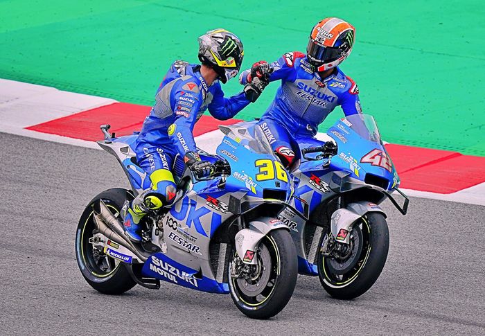 Joan Mir (kiri) dan Alex Rins bertarung di lintasan, ada sosok yang membantu