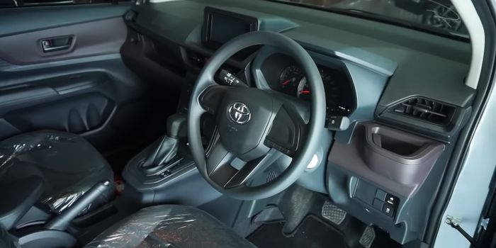 Interior Avanza 1.3 E CVT tampil lebih polos tapi masih memiliki banyak fitur standar.