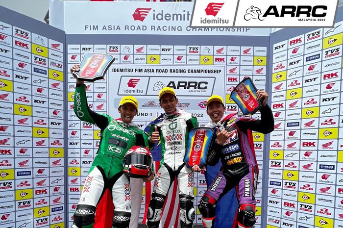 Wahyu Aji Trilaksana (kiri) berhasil meraih podium 2 di hasil Race 2 UB150 ARRC Malaysia 2022 sekaligus pimpin klasemen juara Asia