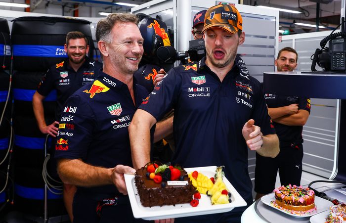 Bos tim Red Bull Racing, Christian Horner merayakan ulang tahun ke-25 Max Verstappen di F1 Singapura 2022