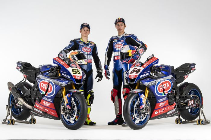 Andrea Locatelli  dan Toprak Razgatlioglu pada peresmian livery motor tim Pata Yamaha with BRIXX WorldSBK untukkejuaraan dunia Superbike 2021