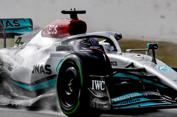 Pembalap Mercedes, Lewis Hamilton jadi yang tercepat pada hari terakhir tes pramusim F1 Barcelona, Jumat (25/2/2022)