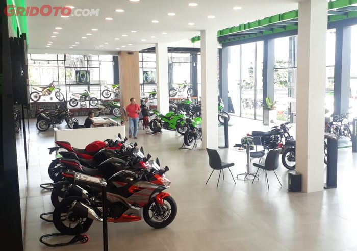 Line-up motor Kawasaki di lantai 1 Greentech Plaza