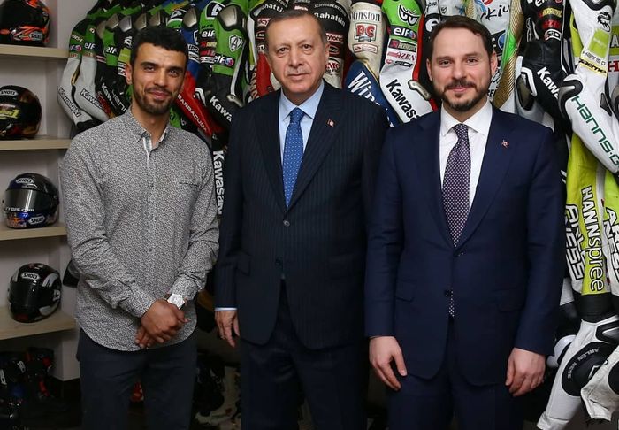 Kenan Sofuoglu (kiri), bersama pejabat pemerintah Turki, lihat latar belakangnya racing suit semua