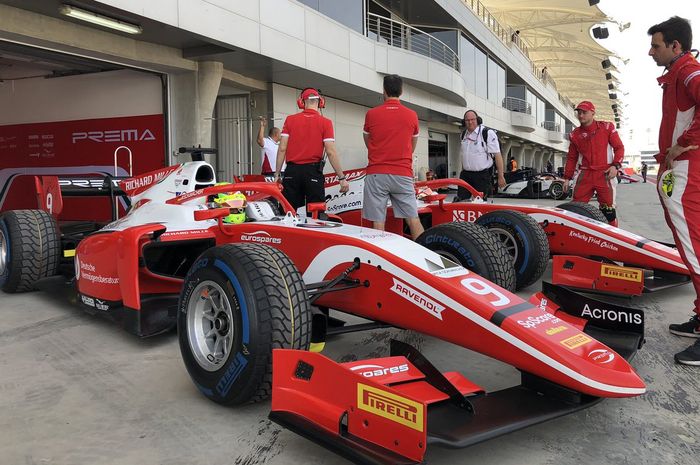 Pembalap tim Prema Racing, Mick Schumacher dan Sean Gelael sebelum race 2 F2 Bahrain