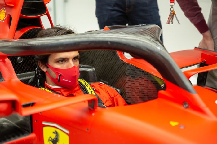 Carlos Sainz saat pertama kali berada di markas tim Ferrari, Desember 2020
