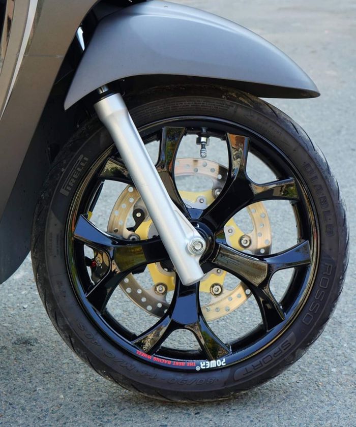 Kedua rodanya pakai pelek Power