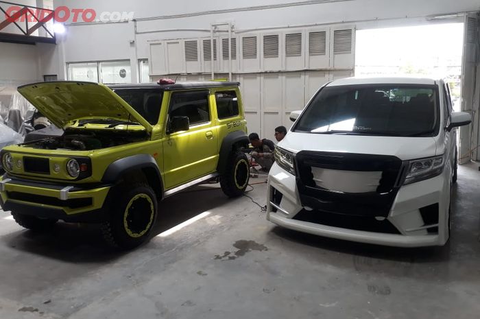 Suzuki Jimny baru pakai air suspension plus supercharger (kiri), Alphard custom (kanan)