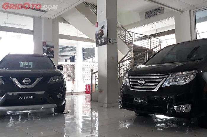 Ilustrasi mobil yang dipamerkan di dealer nissan 