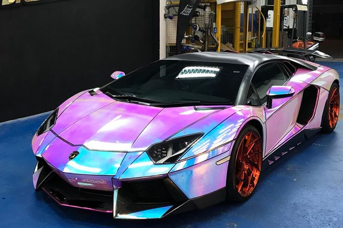 Lamborghini Aventador dibungkus hologram