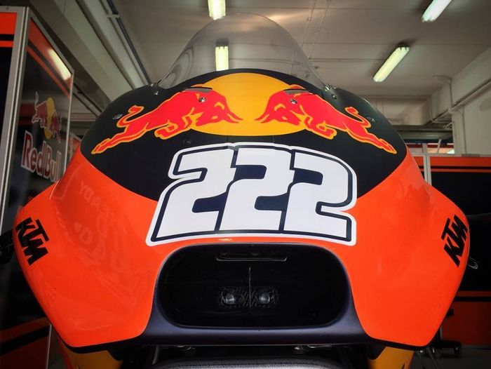 Nomor 222 sudah jadi e-KTP nya Antonio Cairoli, di MotoGP nomor start 3 digit itu dilarang