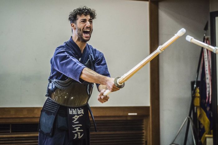 Daniel Ricciardo mencoba olahraga kendo menjelang GP F1 Jepang 2018