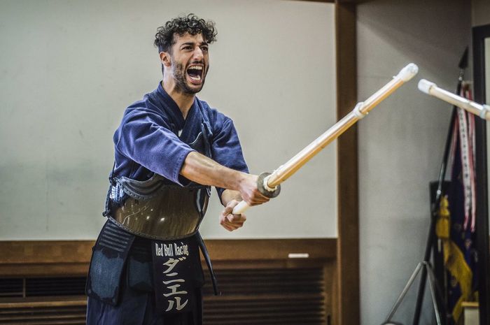 Daniel Ricciardo mencoba olahraga kendo menjelang GP F1 Jepang 2018