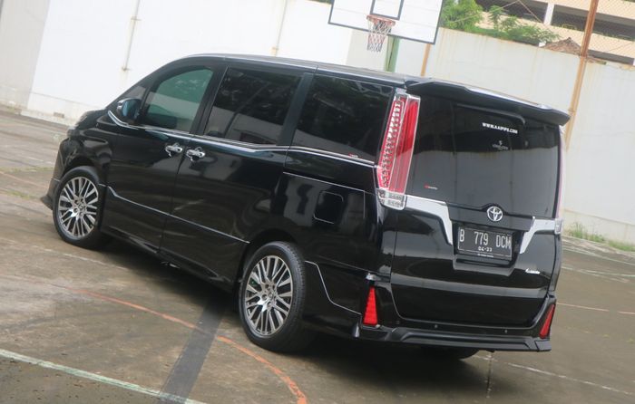 Toyota Voxy dengan body kit TRD dan MZ Speed