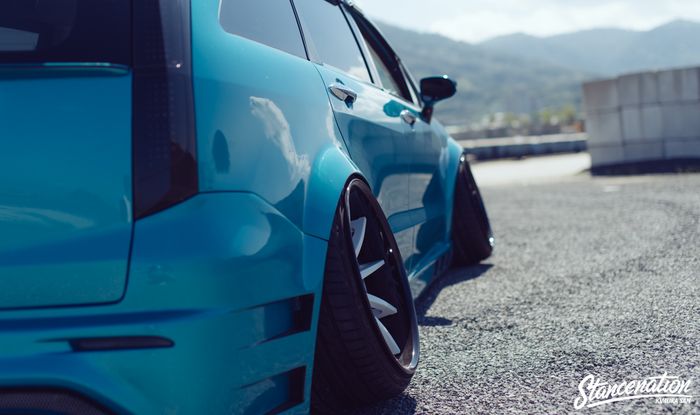 Camber kit negatif diberikan pada empat sudut kaki-kaki Honda Stream ini