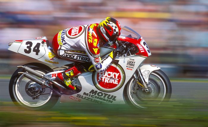 Ini dia nih Kevin Schwantz ketika berlaga tahun 1990-an, desain livery helm yang dipakai jadi identitas dirinya