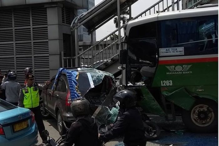 kecelakaan bus Mayasari Bakti di Slipi, Jakbar (28/4/2018)
