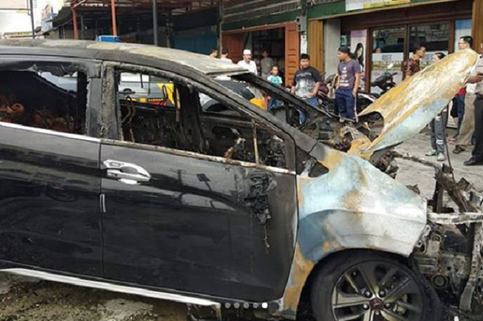 Mitsubishi Xpander terbakar di Pekanbaru